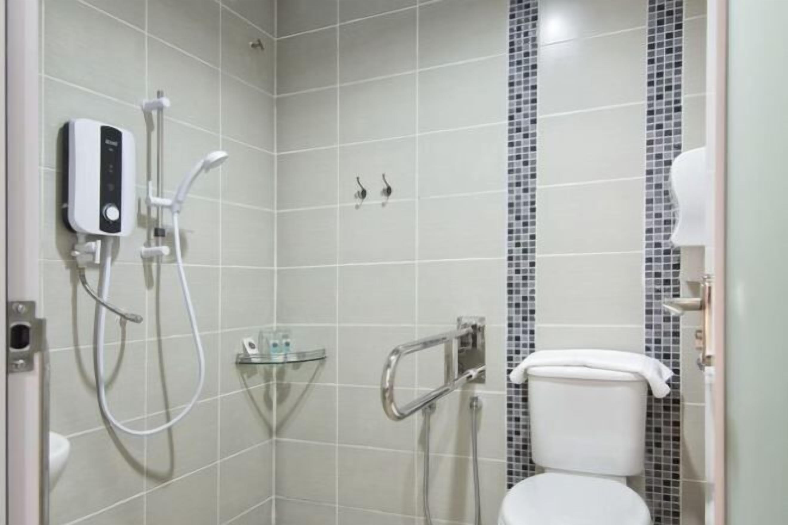 Shower, hair dryer, bidet, towels