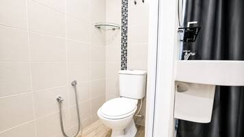 Superior Double Room | Bathroom | Shower, hair dryer, bidet, towels