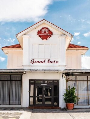 Exterior detail - Grand Swiss Hotel (George Town)