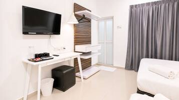 Family Quadruple Room | Desk, free WiFi, bed sheets