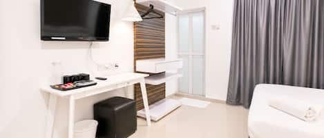 Family Quadruple Room | Desk, free WiFi, bed sheets