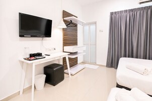 Family Quadruple Room | Desk, free WiFi, bed sheets