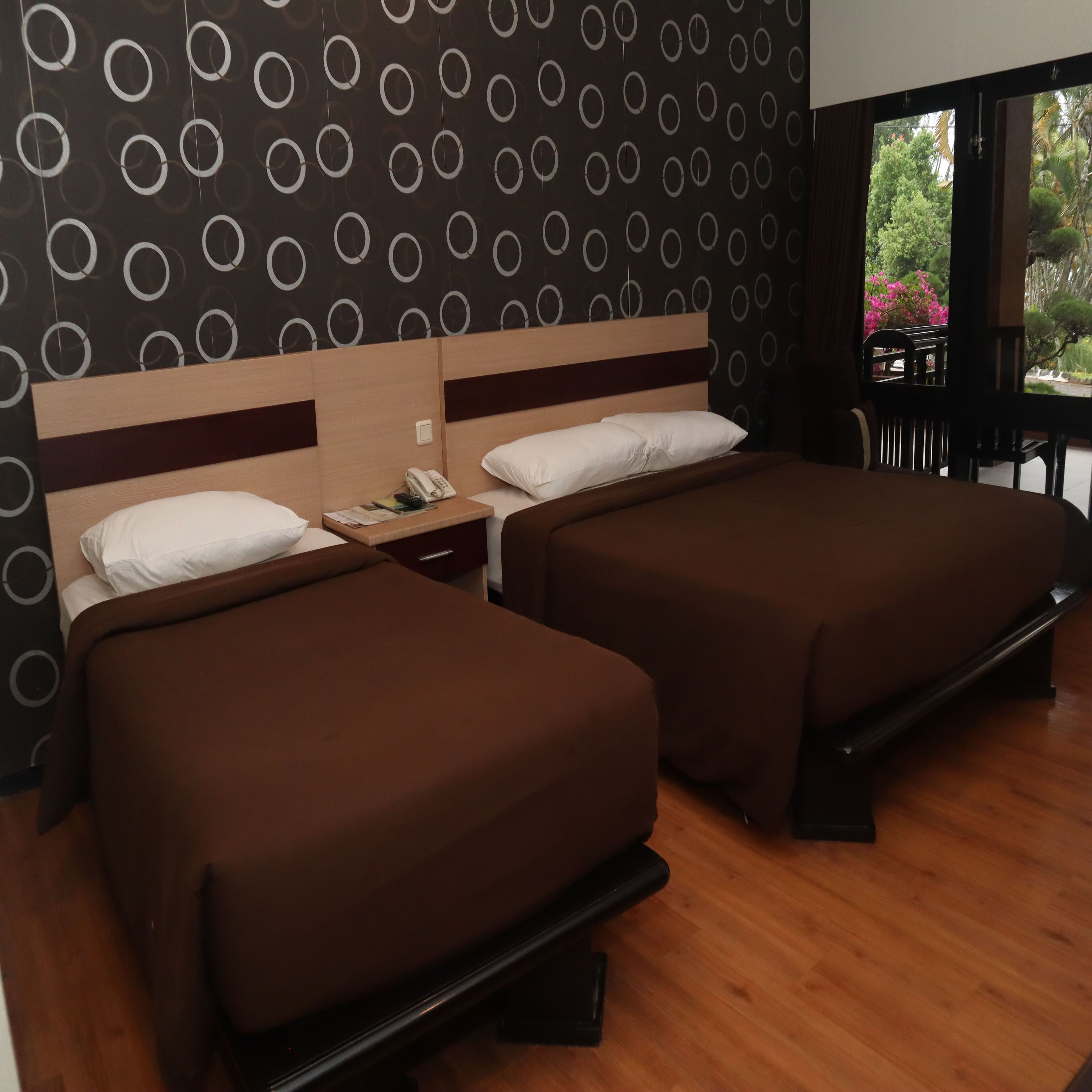 Chambre triple supérieure (with double bed) | Minibar, bureau, accès au Wi-Fi (inclus)