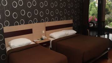 Chambre triple supérieure (with double bed) | Minibar, bureau, accès au Wi-Fi (inclus)