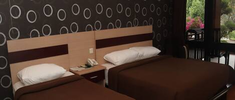 Chambre triple supérieure (with double bed) | Minibar, bureau, accès au Wi-Fi (inclus)