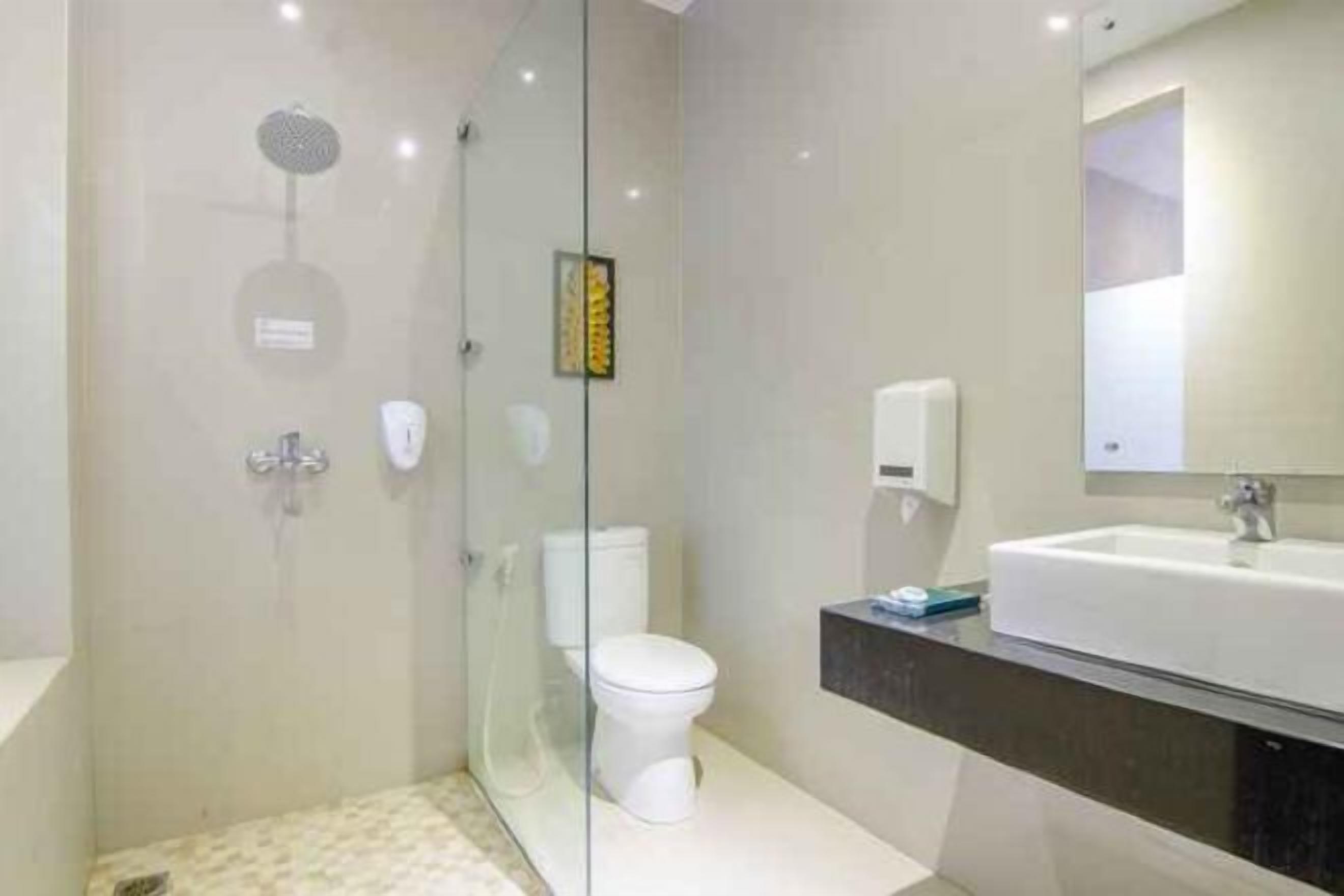 Ducha, artículos de tocador gratuitos, pantuflas, toallas