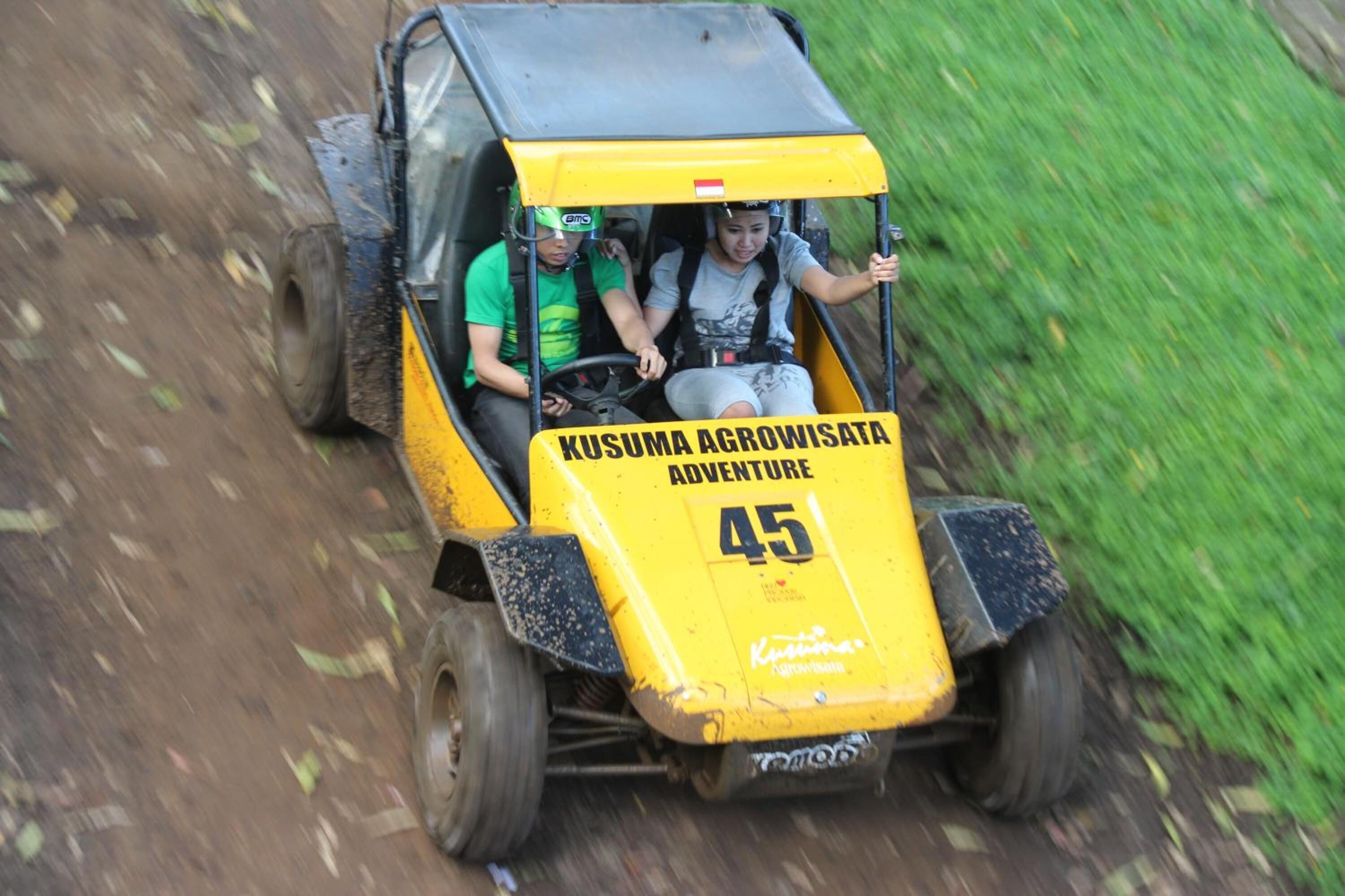 Ein gelbes Geländefahrzeug mit der Nummer 45 und dem Schriftzug "Kusuma Agrowisata Adventure" an der Seite.