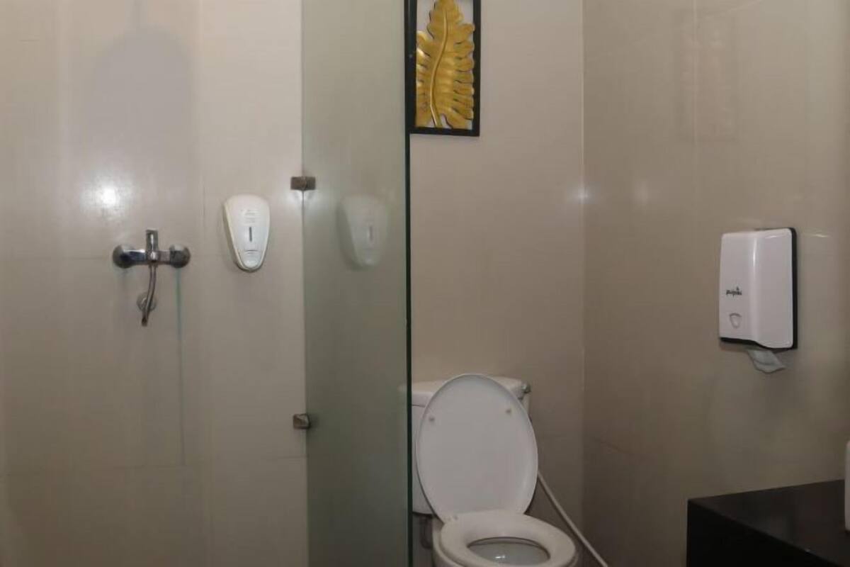 Badeværelse | Bruser, gratis toiletartikler, hjemmesko, håndklæder