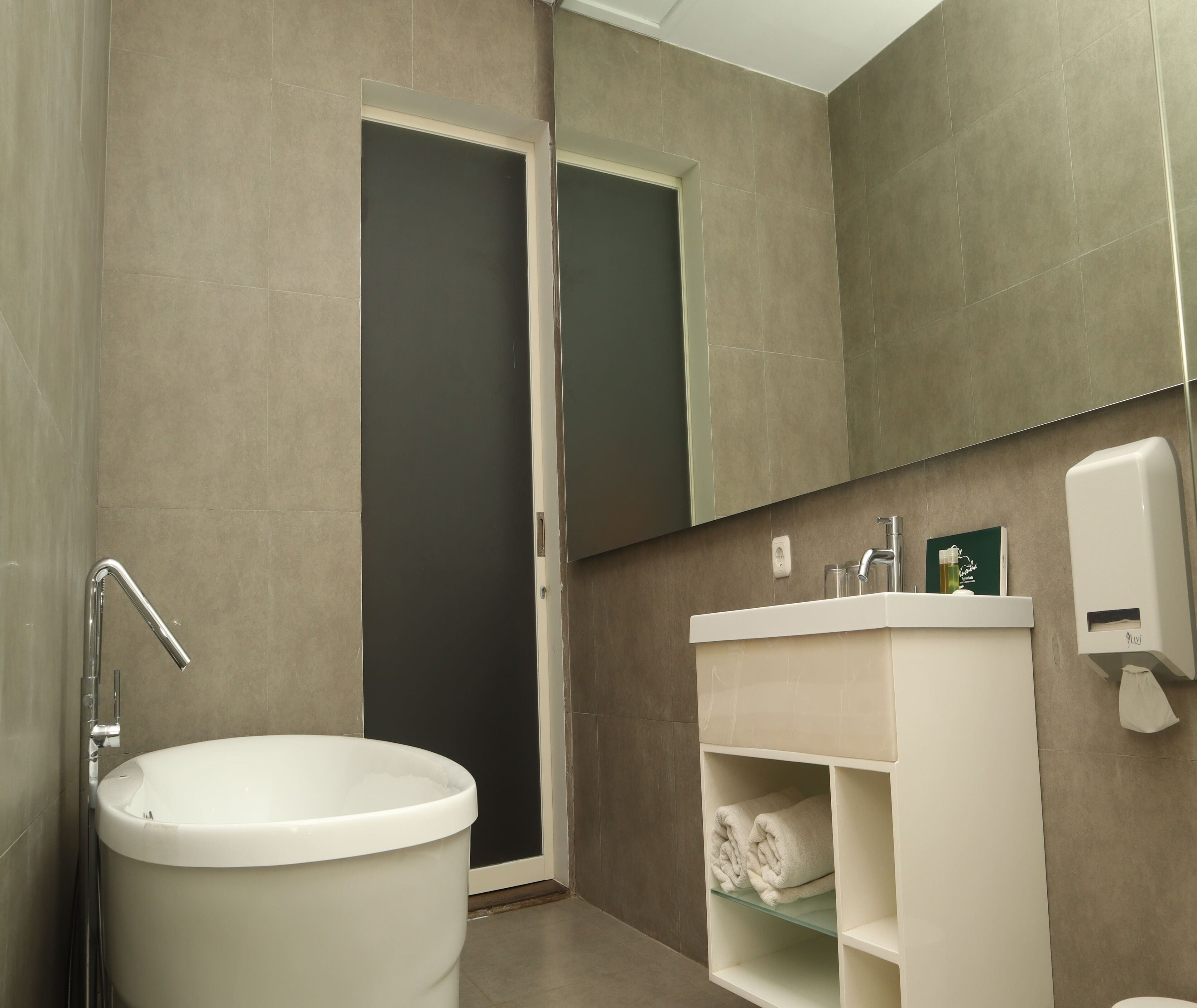 Une salle de bain moderne avec une baignoire, un lavabo et un porte-serviettes.