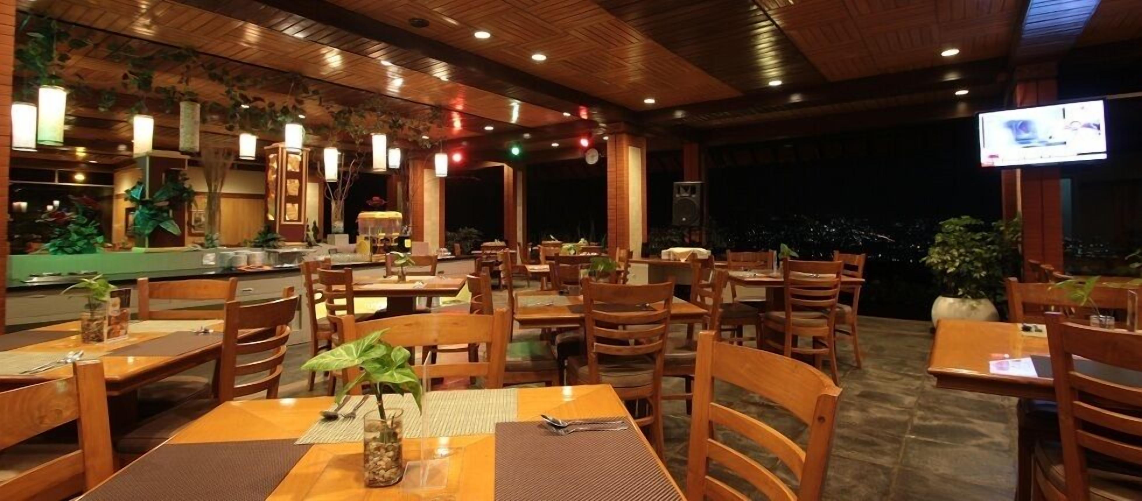 Déjeuner, dîner et souper servis sur place; cuisine internationale 