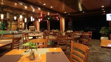 Déjeuner, dîner et souper servis sur place; cuisine internationale