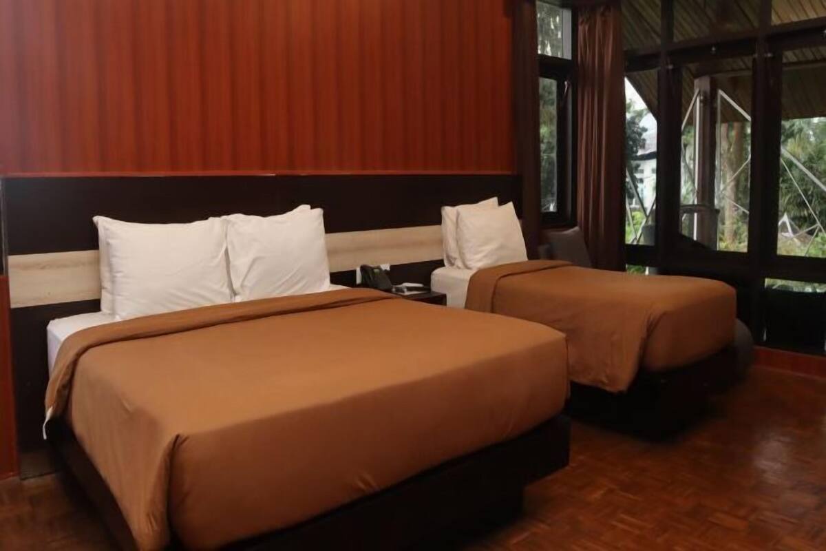 Minibar, desk, free WiFi