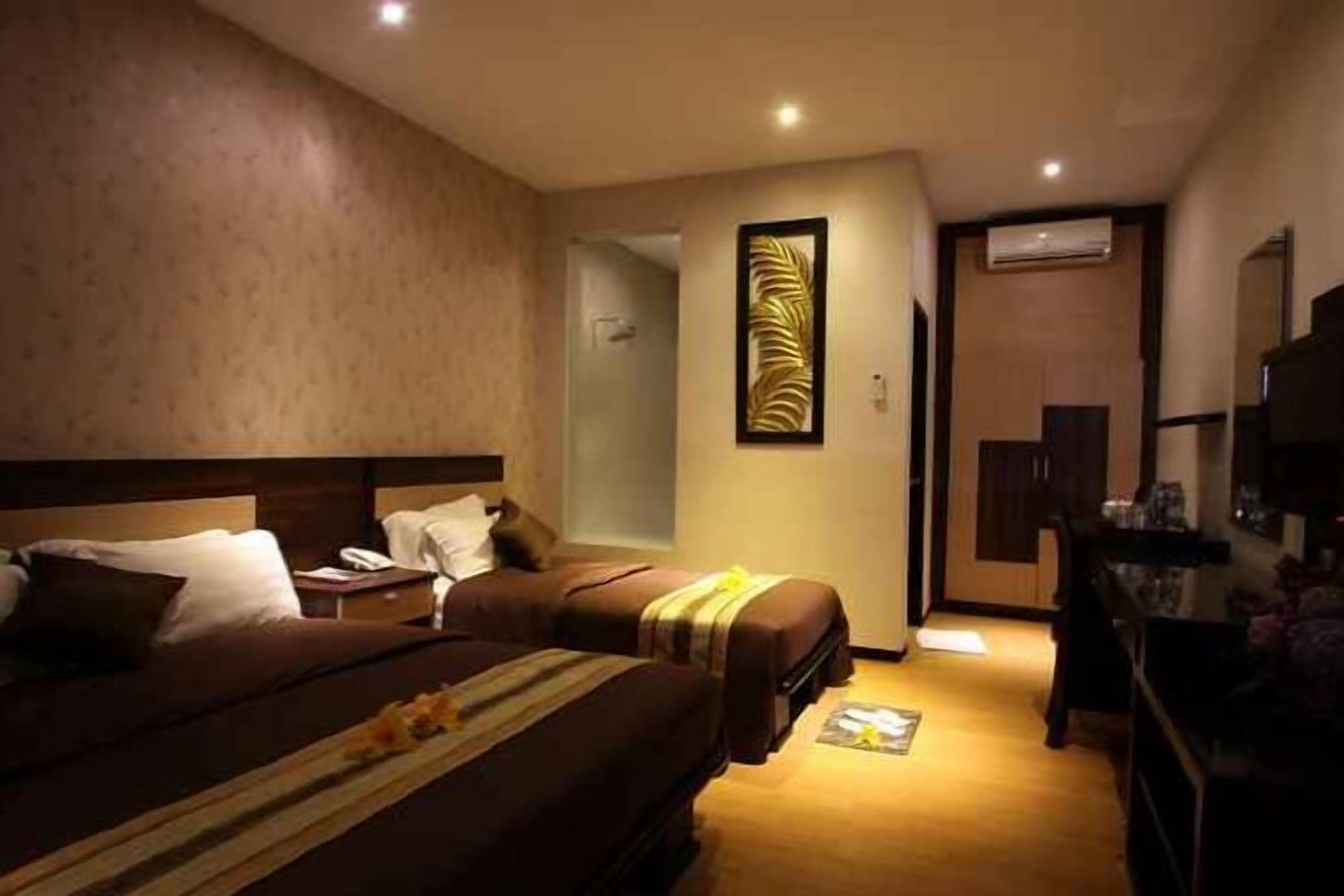 Minibar, desk, free WiFi