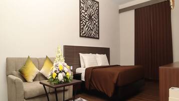 Minibar, desk, free WiFi