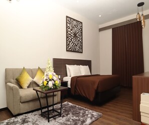 Rom – grand (Deluxe) | Minibar, skrivebord og wi-fi (inkludert)