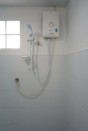 Bathroom shower - Wangnong Resort (Ubon Ratchathani)