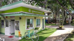 A small, green and white building with a sign reading "quasussu". - Wangnong Resort (Ubon Ratchathani)