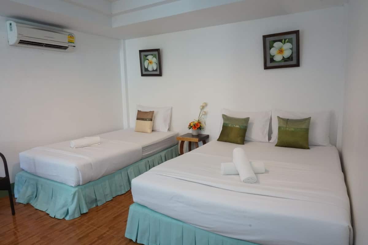 Deluxe Room | Desk, free WiFi