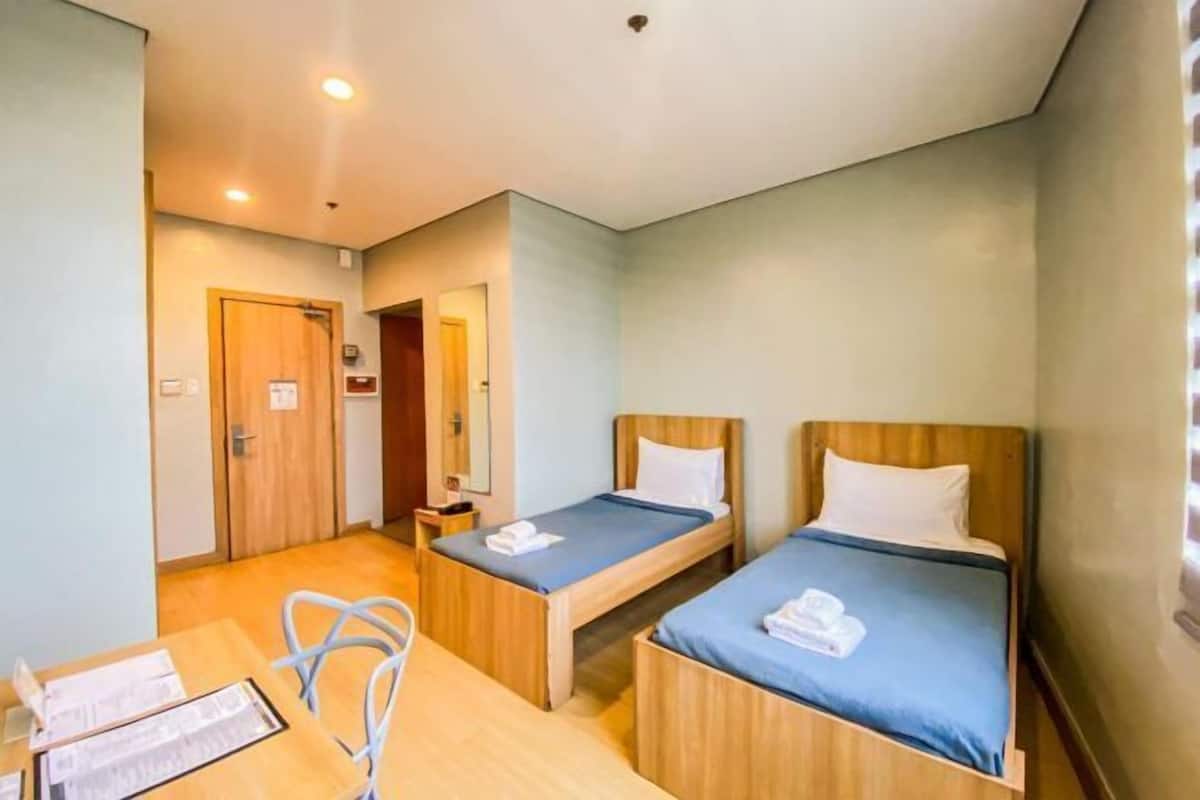 1 bedroom, minibar, desk, laptop workspace