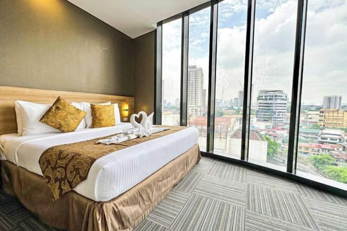 1 bedroom, minibar, desk, laptop workspace