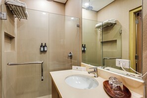 Phòng Deluxe, 1 giường cỡ queen | Phòng tắm | Buồng tắm vòi sen, vòi sen phun mưa, đồ dùng nhà tắm miễn phí