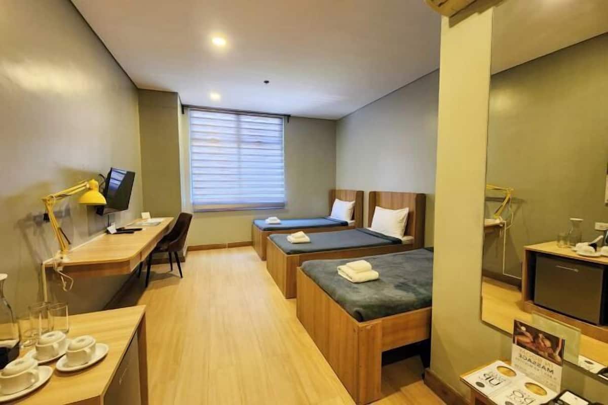 1 bedroom, minibar, desk, laptop workspace