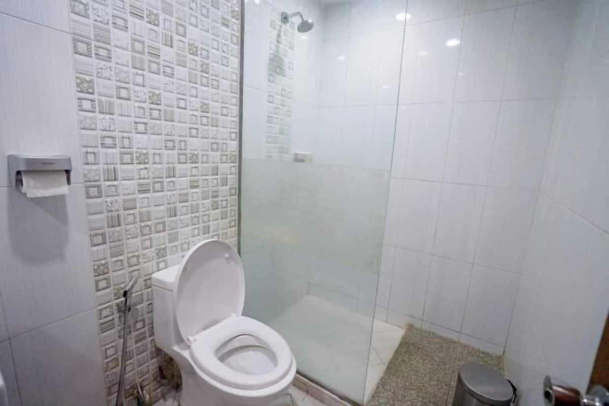 Bathroom | Shower, rainfall showerhead, free toiletries, hair dryer