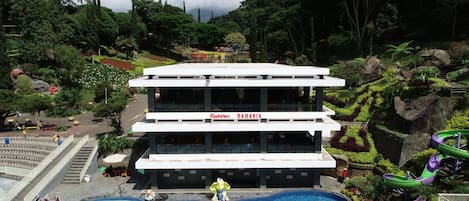 Restaurante Bahagia con piscina y toboganes de agua.