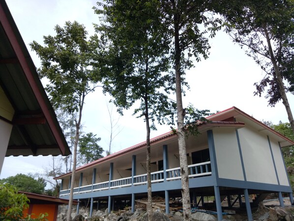 A two-story building with a balcony, surrounded by trees. - J.B.Hut Bungalows (Ko Pha-ngan)