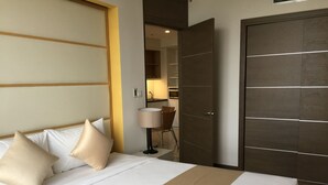 Een hotelkamer met een bed, een bureau en een kledingkast.
