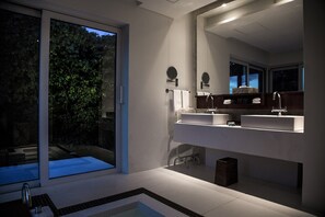 Combined shower/bathtub, deep-soaking bathtub, designer toiletries - Jusandi (Ishigaki)