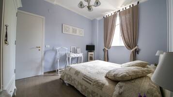 Un dormitorio con cama, escritorio y silla.