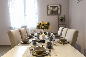 Televisión de pantalla plana, piso con calefacción