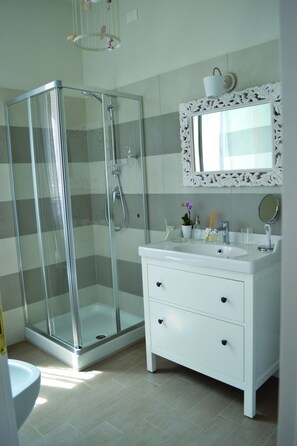 Douche, articles de toilette gratuits, sèche-cheveux, chaussons