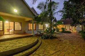 Fachada de la propiedad por la tarde o noche