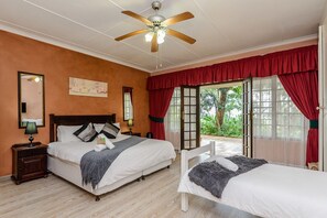 Escritorio y ropa de cama