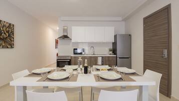 Microondas, parrilla de estufa y cafetera y tetera