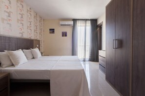 Departamento, 2 habitaciones | Caja de seguridad en la habitación y escritorio 