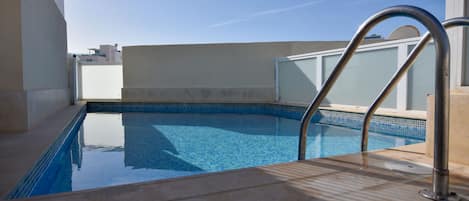 Piscina all'aperto, ombrelloni da piscina, lettini