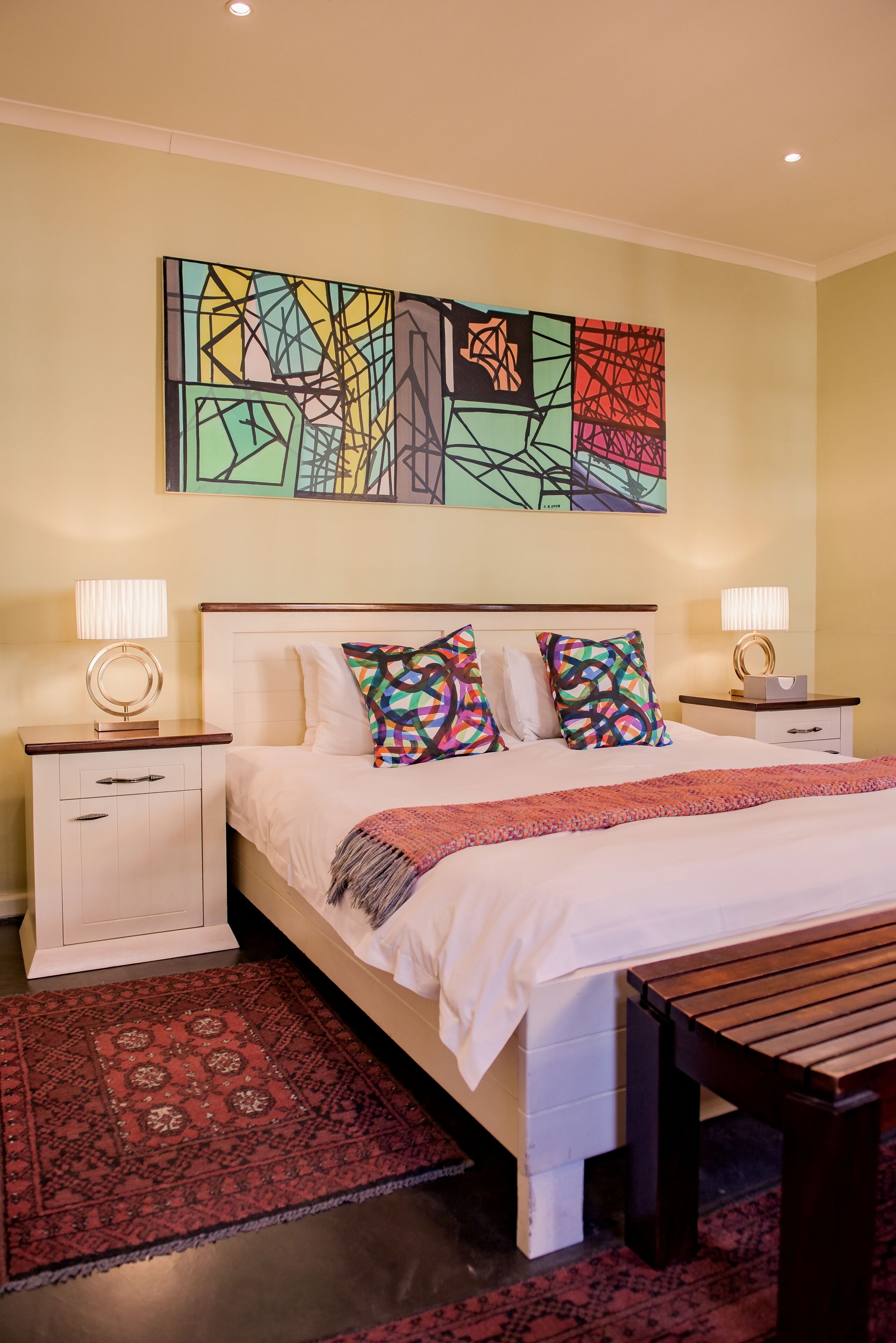 Ropa de cama de alta calidad y caja de seguridad en la habitación 