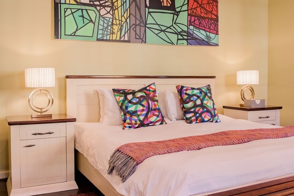 Ropa de cama de alta calidad y caja de seguridad en la habitación