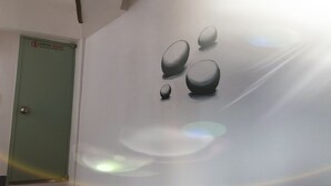 Pared con una puerta y un techo con lámpara.