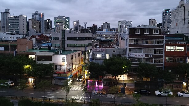Un paisaje urbano con diversos edificios, una mezcla de construcciones residenciales y comerciales.