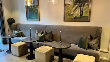 Lobby-lounge