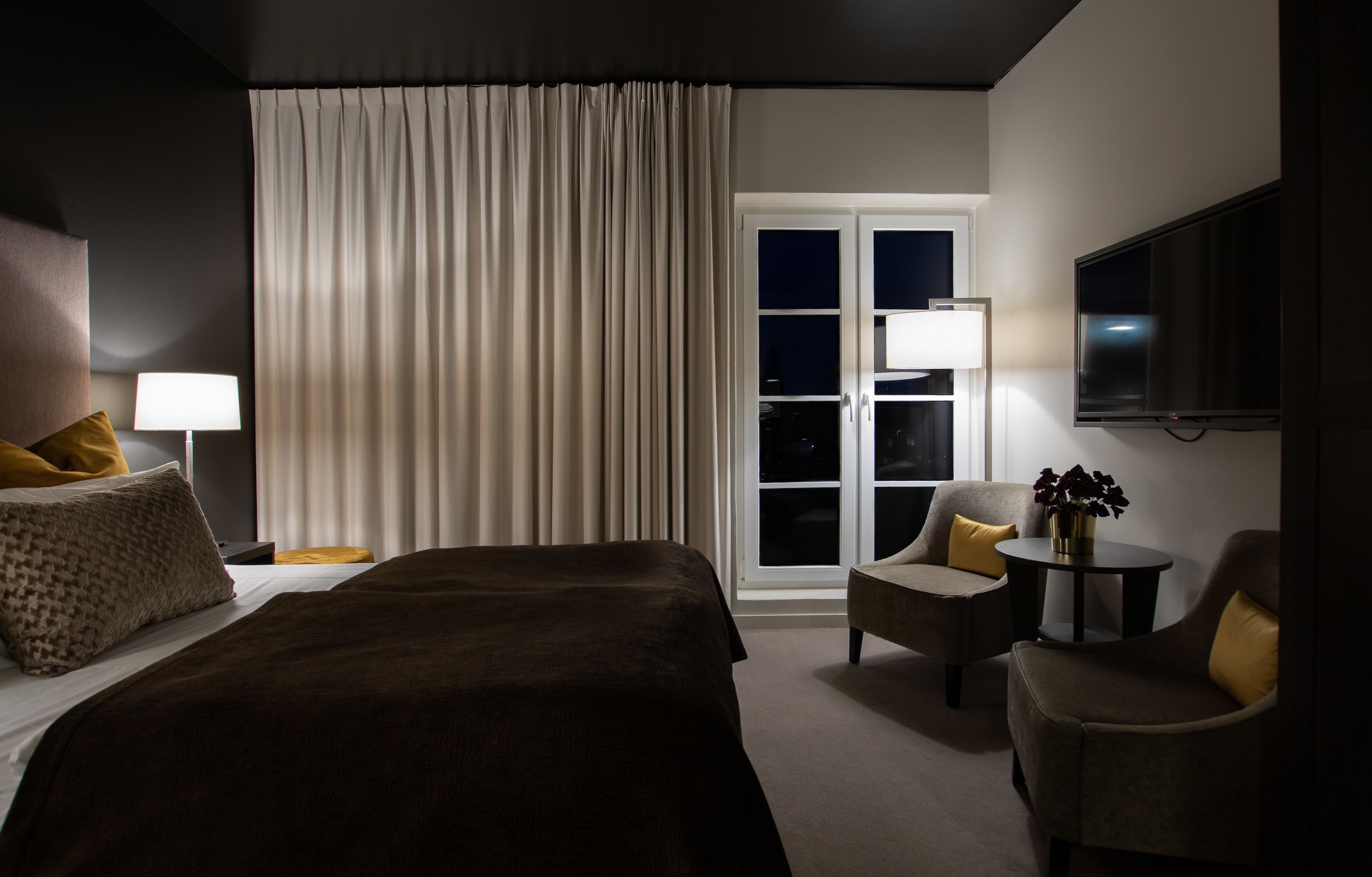 Camas com colchões pillow-top, cortinas blackout, quartos à prova de som