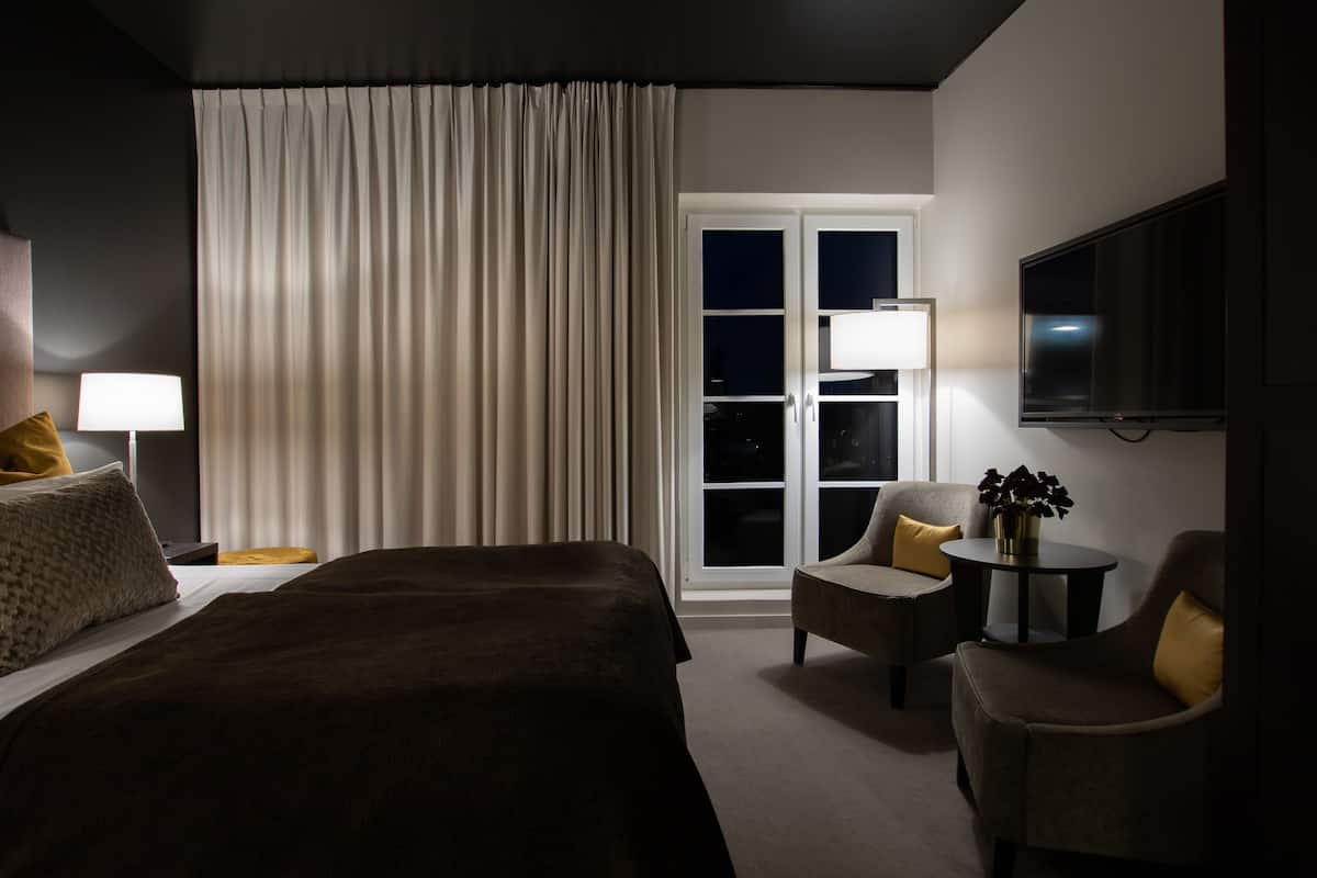 Nệm có lớp đệm bông, màn/rèm cản sáng, phòng cách âm