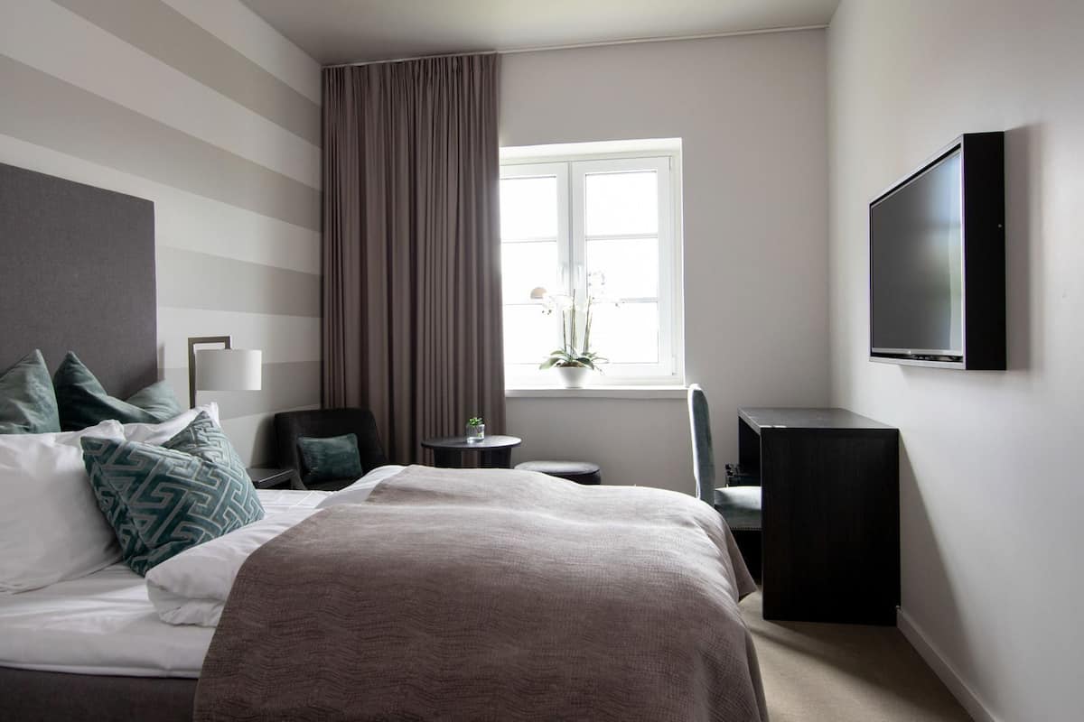 Nệm có lớp đệm bông, màn/rèm cản sáng, phòng cách âm