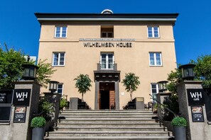 Vista frontal de la propiedad