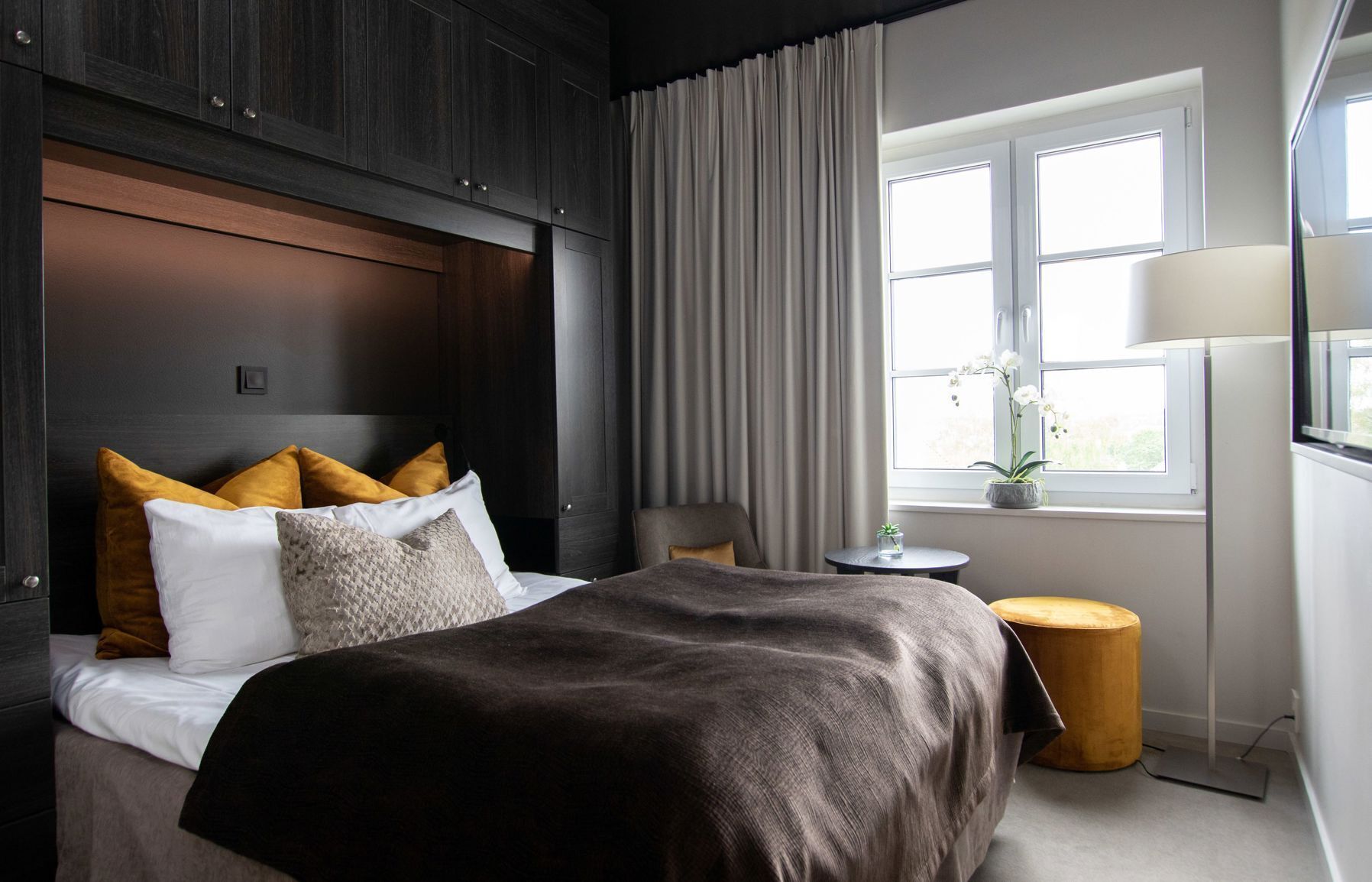 Camas com colchões pillow-top, cortinas blackout, quartos à prova de som