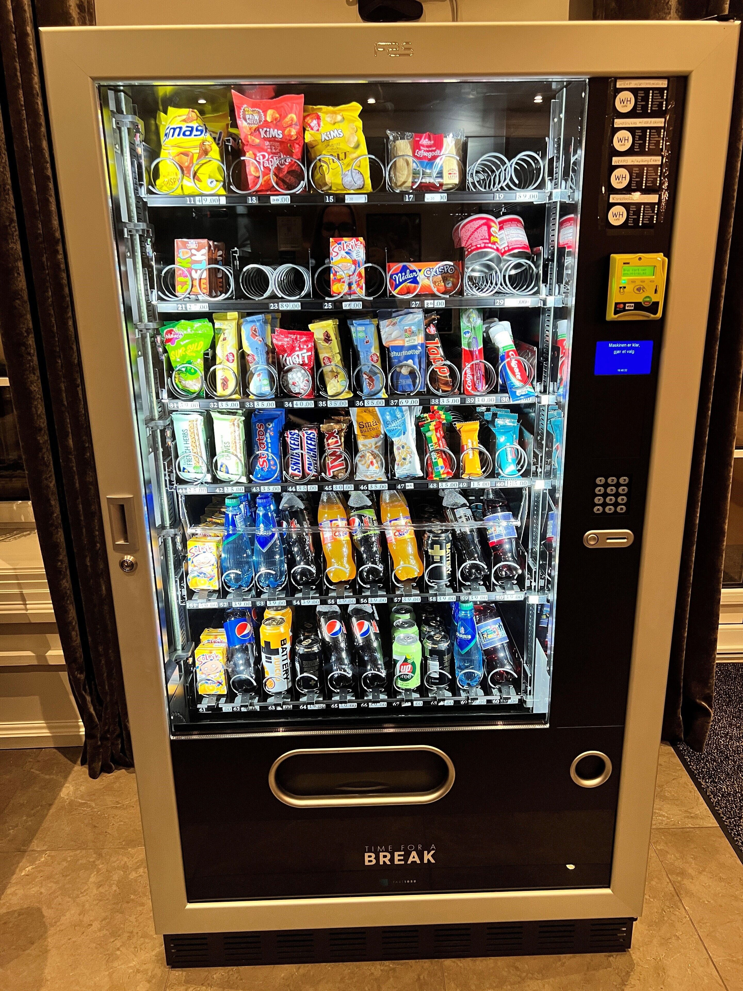 Máquina expendedora con aperitivos, bebidas y otros productos.